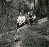 Tre män sitter på en stenbumling vid Ekans gård, Ekan 1:1, år 1953. Från vänster: 1. (i basker) Rolf Svensson (1909 - 1989), Ekan. 2. Einar Lindkvist (1922 - 2002) som arbetade på gården. 3. Sven Erik Stenbom (1926 - 2003), Tollered (granngård till Ekan).