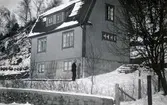 Husägaren Olof Olsson (1883 - 1958) står utanför 