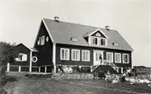 Växjö stads barnkoloni, Skrea. 1934. En man håller invigningstal.