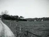 Vy norrut mot Ekans gård år 1953. Här går Ekenleden idag. Där gården låg byggdes varuhuset IKEA under 1970-talet.