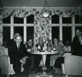 Kalas för drängen Robert Pettersson på Ekans gårds veranda år 1953. Från vänster: 1. Skymd. 2. Robert Pettersson (1886 - 1968). 3. Okänd. 4. Okänd. 5. Elsa Svensson (1901 - 1990). 6. Rolf Svensson (1909 - 1989). 7. Henry, hyresgäst på Ekans gård.