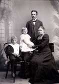 Ateljéfoto av en okänd familj, ort och årtal. Man, hustru och två barn.