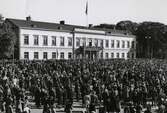 Kung Gustaf V besöker Växjö 1938. Hyllning på Stortorget med residenset i bakgrunden.