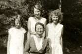 Karin Andersson (1897 - 1937) med sina tre döttrar, Livered 1:15 
