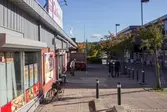 Almåsgången i Lindome centrum, den 4 oktober 2016. Gatans sträckning mot öster. Till vänster ses huset Almåsgången 2, som inrymmer ICA Supermarket. Till höger ses huset Almåsgången 1.