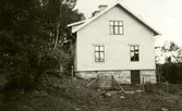 Villa Björkåsen, Eken 1, okänt årtal. Byggt 1913, rivet under 1970-talet. Huset låg på vägen upp till festplatsen Ekensås. August Lindholm byggde och ägde huset. Han sålde det vidare till Karl Andersson.
Relaterat motiv: A3072.