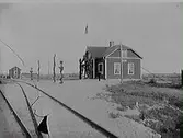 Träslöfs station vid invigningen av första delen av Varberg-Ätrans Järnväg den 1 april 1911. Då var sträckan klar fram till Ullared. Stationen är smyckad med ärebåge vid entrén och girlander runt lyktorna på stationsplan.