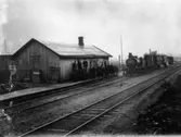 Varberg Norra, station för Varberg-Ätrans Järnväg som invigdes 1911. På den smala perrongen står en folkskara och ett tåg anländer. Stationen blev överflödig sedan banan 1914 drogs fram till Varbergs gamla station.