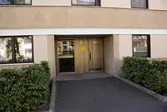 Entré till bostadshuset Smörkullegården 13 i Lindome, den 4 oktober 2016. Entrén vetter mot norr.