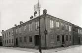 Hörnet Norrgatan - Linnégatan i Växjö, tidigt 1900-tal. Några karlar arbetar på taket.