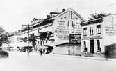 Norra Järnvägsgatan, Växjö, ca. 1905. Husfasad full med reklam.