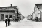 Korsningen Storgatan - Bäckgatan, Växjö, en kall vinterdag ca 1900. 
Till vänster syns några fastigheter i kvarteret Nunnan, till höger några av de dåv. husen i kvarteret Klostret. Långt i bakgrunden anar man fängelset.