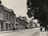 Kungsgatan, Växjö, mot nordväst, 1920. 
Man ser husen i kvarteret Unaman och Sunaman. Till vänster järnhandlare Sven Johan Johanssons fastighet, sedan Schanderska fastigheten (där operasångerskan Christina Nilsson disponerade några rum på tredje våningen under många år) och därefter den s.k. P.N. Perssons hörna, följd av Skånska bankens fastighet.