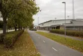 Gång- och cykelbana vid Idrottsvägen i Åby, Mölndal, den 11 oktober 2016. På höger sida ses närmast entrén till Åby isstadion och därefter Åby ishall. Vy mot öster