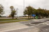 Övergångsställe vid busshållsplatsen Åby fritidscentrum vid Idrottsvägen i Åby, Mölndal, den 11 oktober 2016. Vy norrut, över en parkeringsplats, mot Åbytravet.