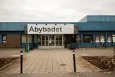 Entré till Åbybadet/Åby simhall med adress Idrottsvägen 9 i Åby, Mölndal, den 11 oktober 2016. Entrén vetter mot norr.