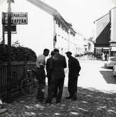 Män i samtal på Båtsmansbacken, Bäckgatan, Växjö. 1959.