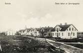 Åseda, östra delen av Järnvägsgatan, 1910. I bakgrunden skymtar man Åseda kyrka.