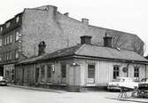 Kafé Stjärnan och Sjödahl & Haglinds inför rivning. Sandgärdsgatan, Växjö, ca. 1960.