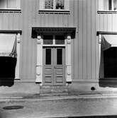 Jouvins hus, port mot Storgatan. Från NM:s byggnadsinventering 1957.