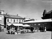 Stora torget mot nordväst med Konsums tillfälliga barack. Från NM:s byggnadsinventering 1957.