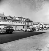 Stora torget mot nordost, med Konsums tillfälliga barack. Från NM:s byggnadsinventering 1957.