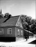 Storgatan 19. Den äldsta folkskolebyggnaden. Från NM:s byggnadsinventering 1957.