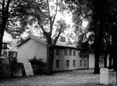Gårdshuset till Storgatan 17, från kyrkogården. Från NM:s byggnadsinventering 1957.
