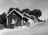 De fyra små husen på Hästbacken. Från NM:s byggnadsinventering 1957.