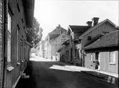 Nygatan från väster, mot Trätorget. Från NM:s byggnadsinventering 1957.