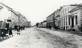 Storgatan, Växjö ca 1905-10, med blick västerut. Till vänster ser man husen i kvarteret Blenda med G. Sjödahls 
affär m.m. Till höger ser man konsul Hjalmar Petris fastighet i kvarteret Klostret 6, följt av diverse andra hus i 
kvarteret och i fjärran kvarteret Nunnan.