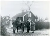 Västerås-Barkarö sn, Västerås kn, Skogshyddan.
Familjen Andersson framför undantagsstugan, c:a 1931.
