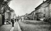 Storgatan Växjö, österut, ca 1880. Till vänster ser man husen i kvarteren Nunnan och Klostret, till höger några av husen i kvarteren Stormen, Blenda och Unaman. I fjärran ser man gårdsbebyggelsen vid Östregård.