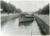 Västmanland, Strömsholms kanal.
Båt byggd av Ridö Båtbyggeri. C:a 1915.