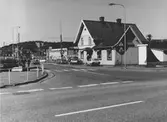 Kållered Station västerut, april 1988. Caiber jeans drev affär i bottenvåningen. Främst ses Gamla Riksvägen i centrum.