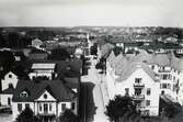 Sandgärdsgatan västerut, från domkyrkotornet, ca 1920. Närmast ser man husen i kvarteren Kristina till vänster (med fotograf Hilding Jönssons ateljéfönster uppe under taket) och Lejonet till höger. Långt borta till vänster ser man också den reklamspäckade gaveln till Spritbolagets hus på Norra Järnvägsgatan.