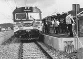 Pendeltågets invigning vid Kållered station 1992-08-16. Tåg 2195E mot Kungsbacka står på spåret. På perrongen står personer som ska kliva på tåget.