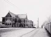 Bokhandlare Axel Quidings villa (kv. Wasa 2) vid Södra Järnvägsgatan, en snöig vinterdag ca 1895. Villan uppfördes av byggmästare Svante Svensson, Karlshamn och stod färdig hösten 1888.