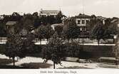 Utsikt över Strandvägen, Växjö, med dåv. järnvägsrestaurangen och Smålands museum i bakgrunden, ca 1910.