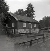 Ålems gamla kvarn. Träbyggnad med stenfot.