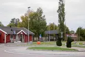 Cirkulationsplats var Idrottsvägen möter Ragnar Thorngrens gata i Åby, Mölndal, den 11 oktober 2016. På andra sidan cirkulationsplatsen ses Mölndals Allmänna Simsällskaps (MASS) klubbhus med adress Idrottsvägen 15 samt idrottsarenan Åby Friidrotts entré med adress Idrottsvägen 13. Vy mot sydväst.