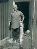 Arvid Peterson med en stor gädda och ett litet barn