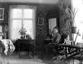 Fotografen Nanny Ekström troligtvis i bostaden på Mogärde i Vetlanda.