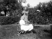 Anna Karin i ljusa kläder tillsammans med en oidentifierad flicka. Anna Karin var dotter till fotografen Nannys syster Amy.