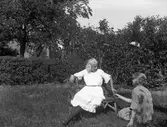Anna Karin i ljusa kläder tillsammans med en oidentifierad flicka. Anna Karin var dotter till fotografen Nannys syster Amy.