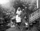 Anna Karin och en oidentiferad flicka med en cykel. Anna Karin var dotter till fotografen Nannys syster Amy. Bilden är tagen framför fotoateljén.