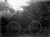 Anna Karin med en cykel. Anna Karin var dotter till fotografen Nannys syster Amy.