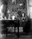 Fotografen Nanny Ekström troligtvis i bostaden på Mogärde i Vetlanda.