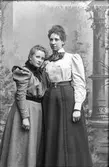 Två oidentifierade kvinnor. Troligtvis var kvinnorna bekanta till fotografen Nanny Ekström.