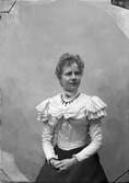 Oidentifierad kvinna fotograferad i Nanny Ekströms ateljé. Kvinnan kan eventuellt vara en av Nanny Ekströms systrar, Mimmi, Amy eller Ida.